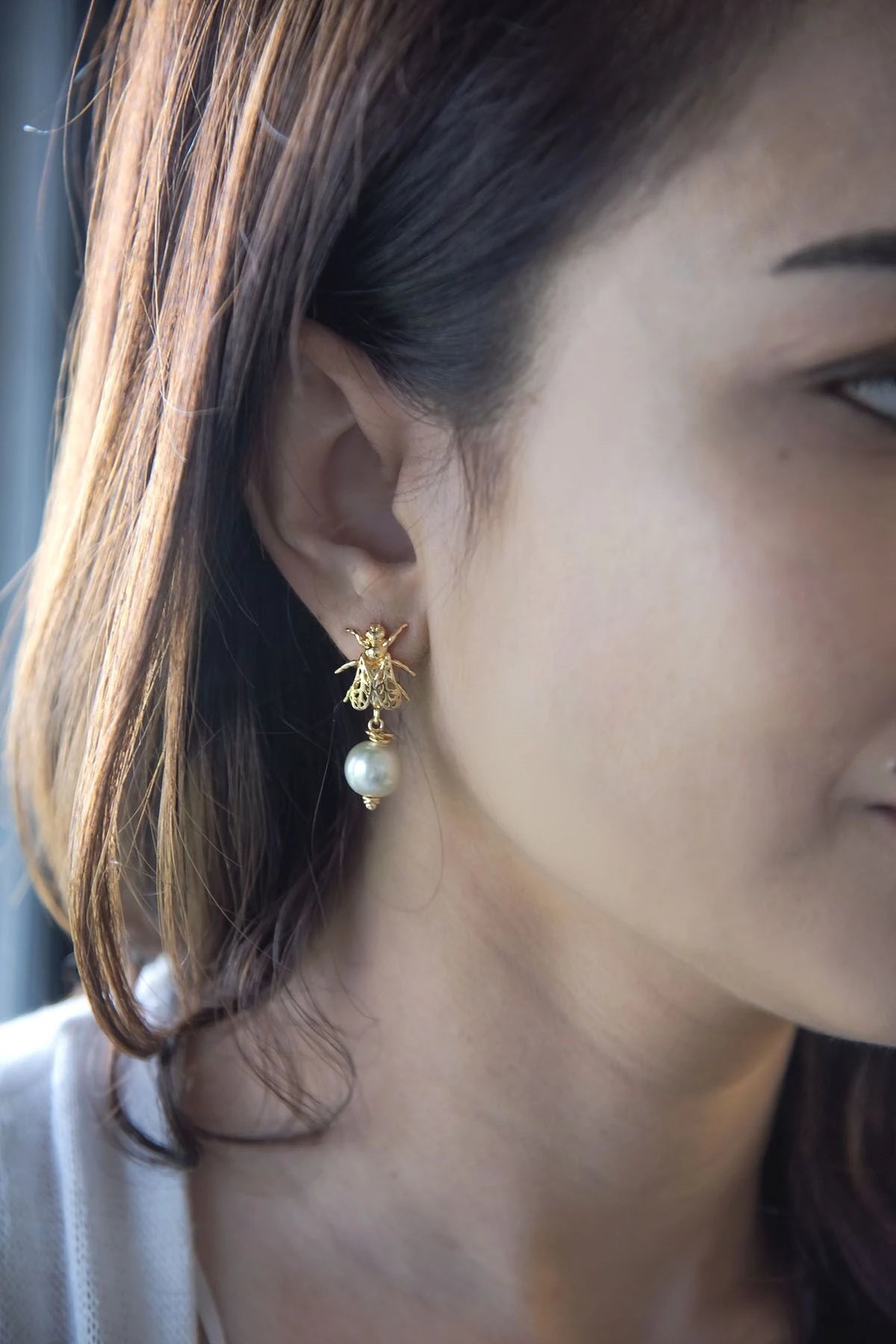 WHITE BEE - Arılı İnci Küpe